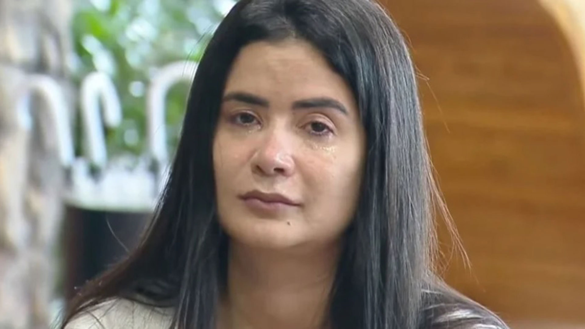 A Fazenda 16: Vanessa Carvalho chora após levar fora de Sidney Sampaio