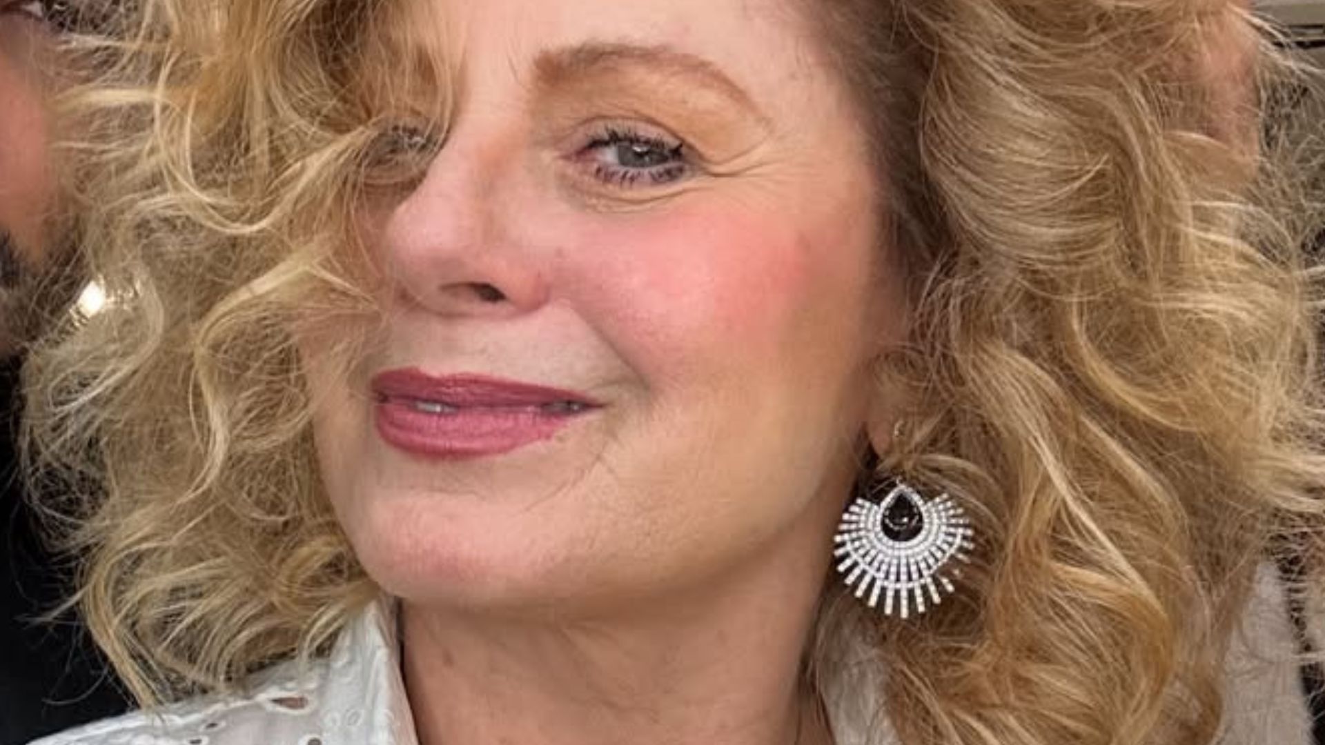 Vera Fischer surpreende ao mostrar visual repaginado: ‘Sempre linda’