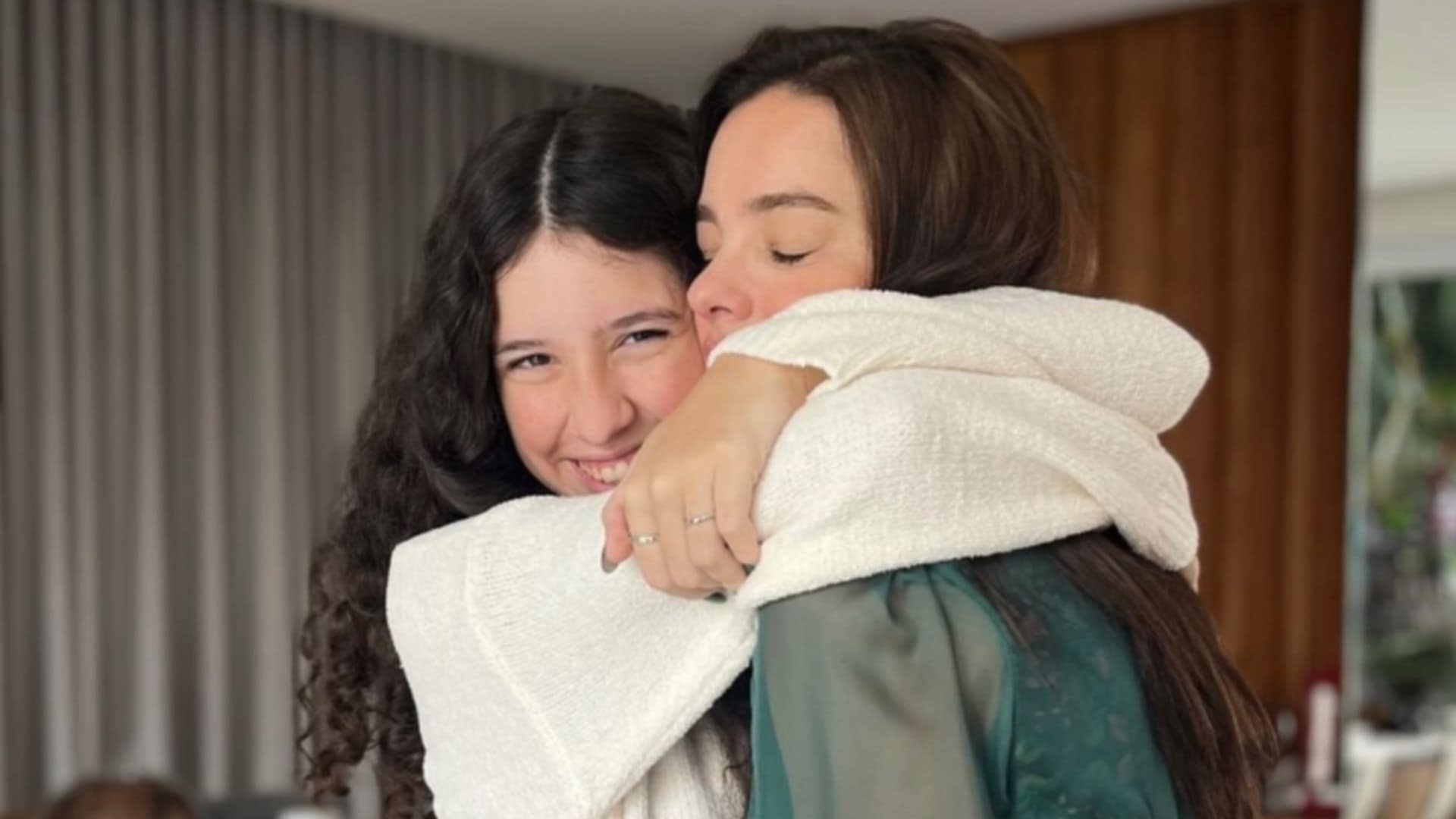 Vera Viel recebe carinho da filha do meio durante tratamento: ‘Fortalece’