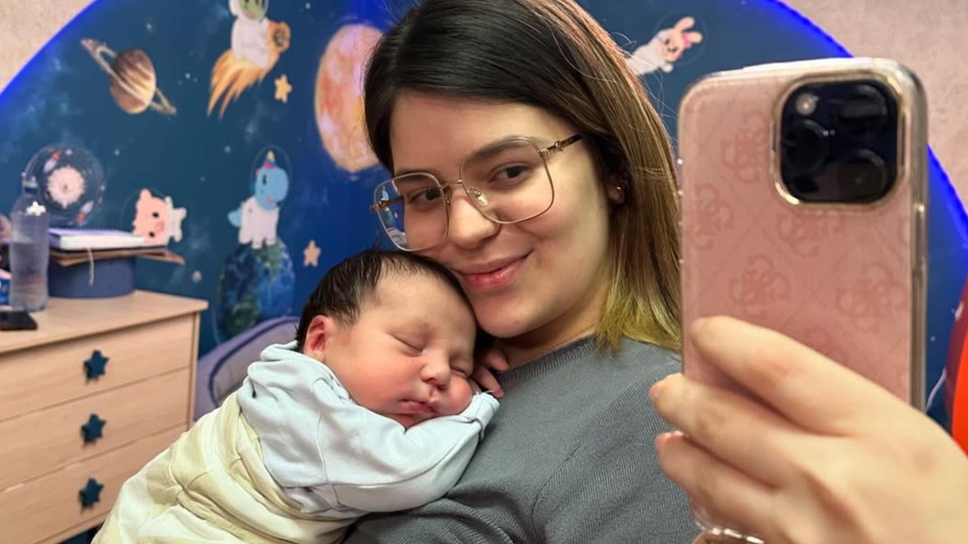 Viih Tube celebra Natal com Ravi em casa após internação do recém-nascido