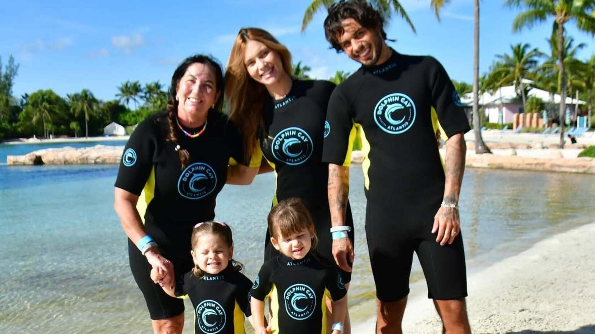 Virginia Fonseca mostra fotos de sua família com os golfinhos