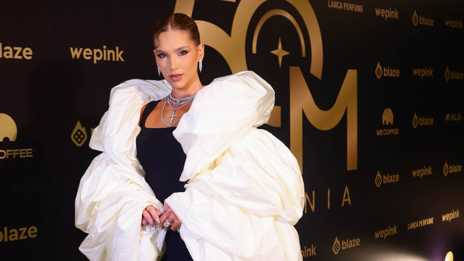 Virginia exibe look luxuoso para megafesta de 50 milhões de seguidores