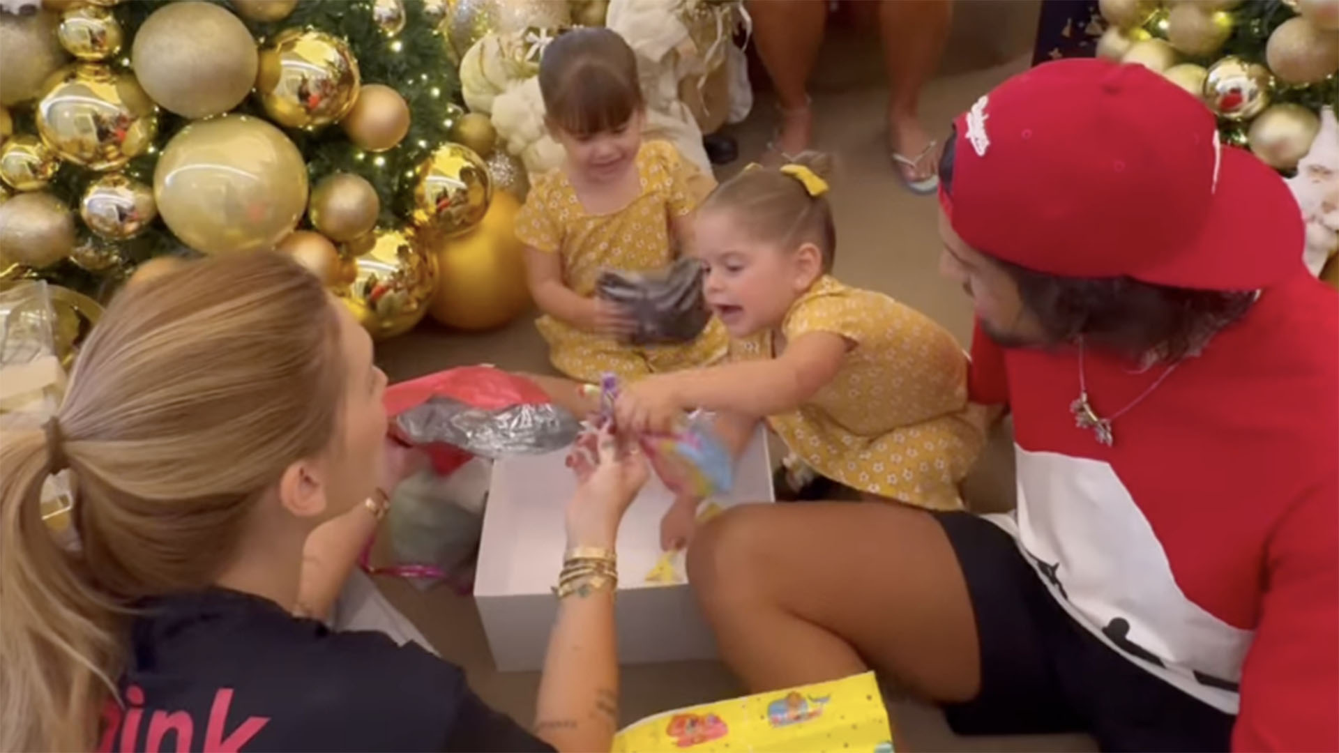 Virginia dá presentes de R$ 5 mil para Maria Alice e Maria Flor
