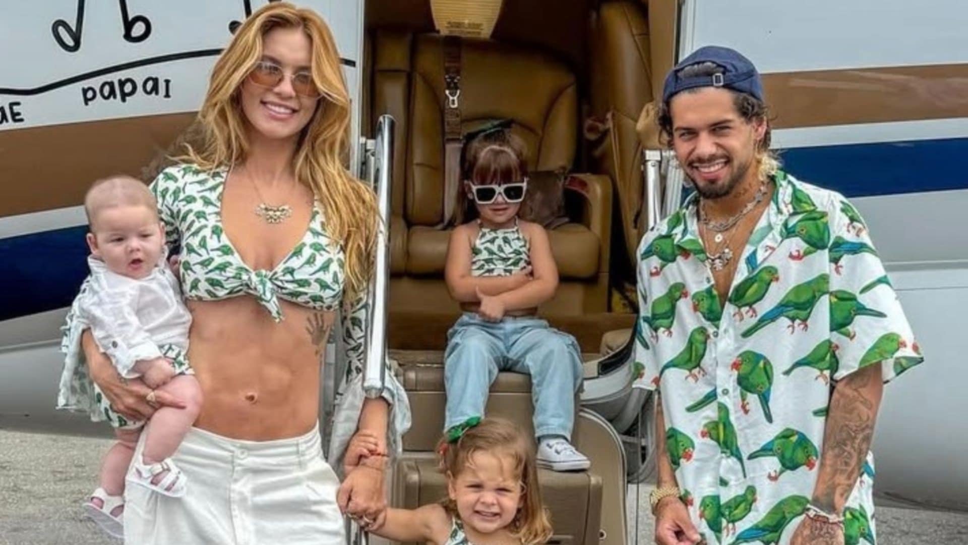 Virginia e Zé Felipe combinam looks com os filhos para viagem de Ano Novo