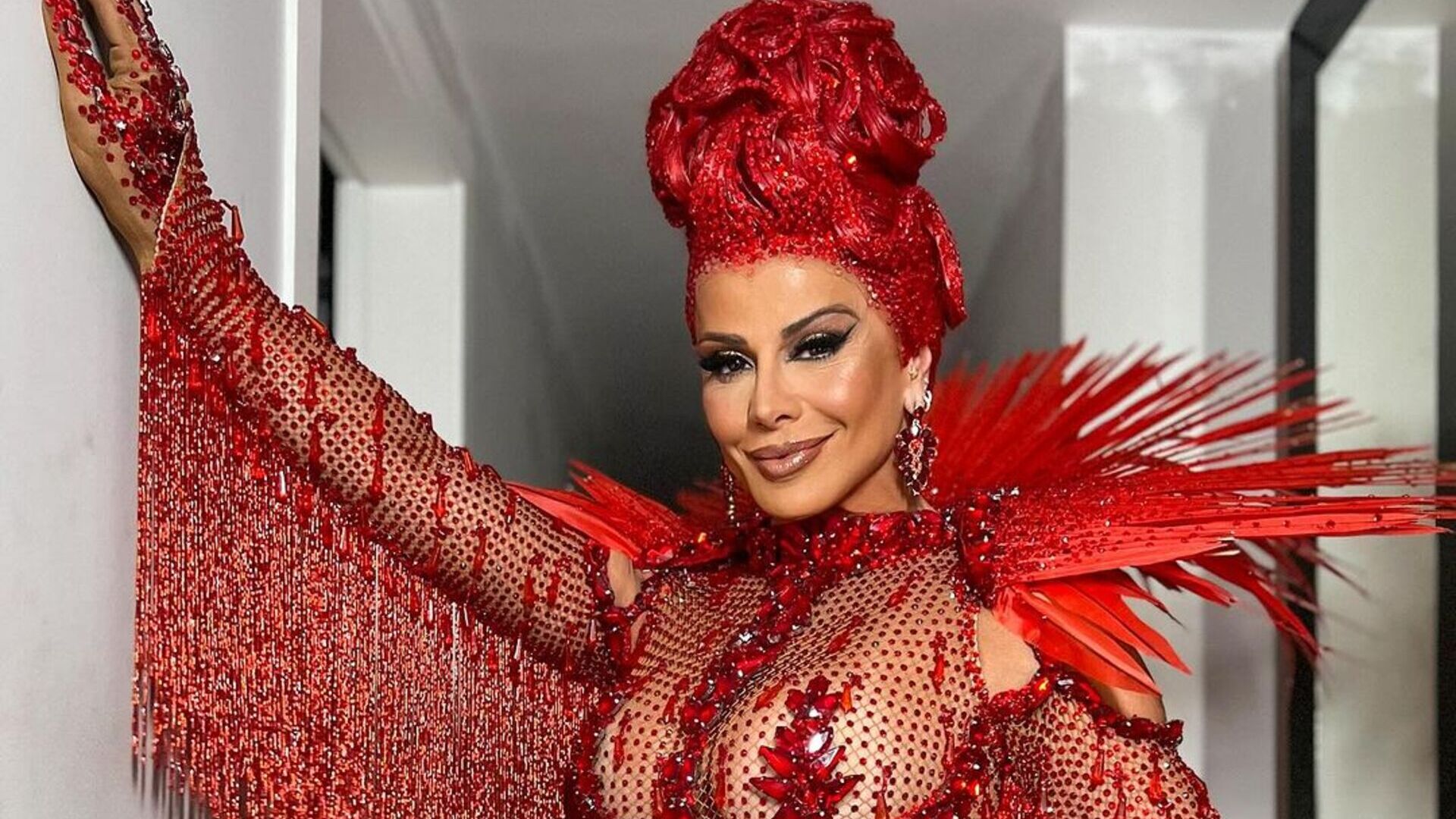 Viviane Araujo arrasa com body vazado para mini desfile da Salgueiro