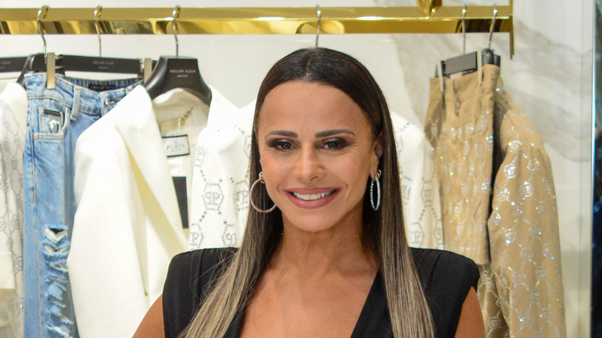 Viviane Araujo elege vestido justo e decotado para evento