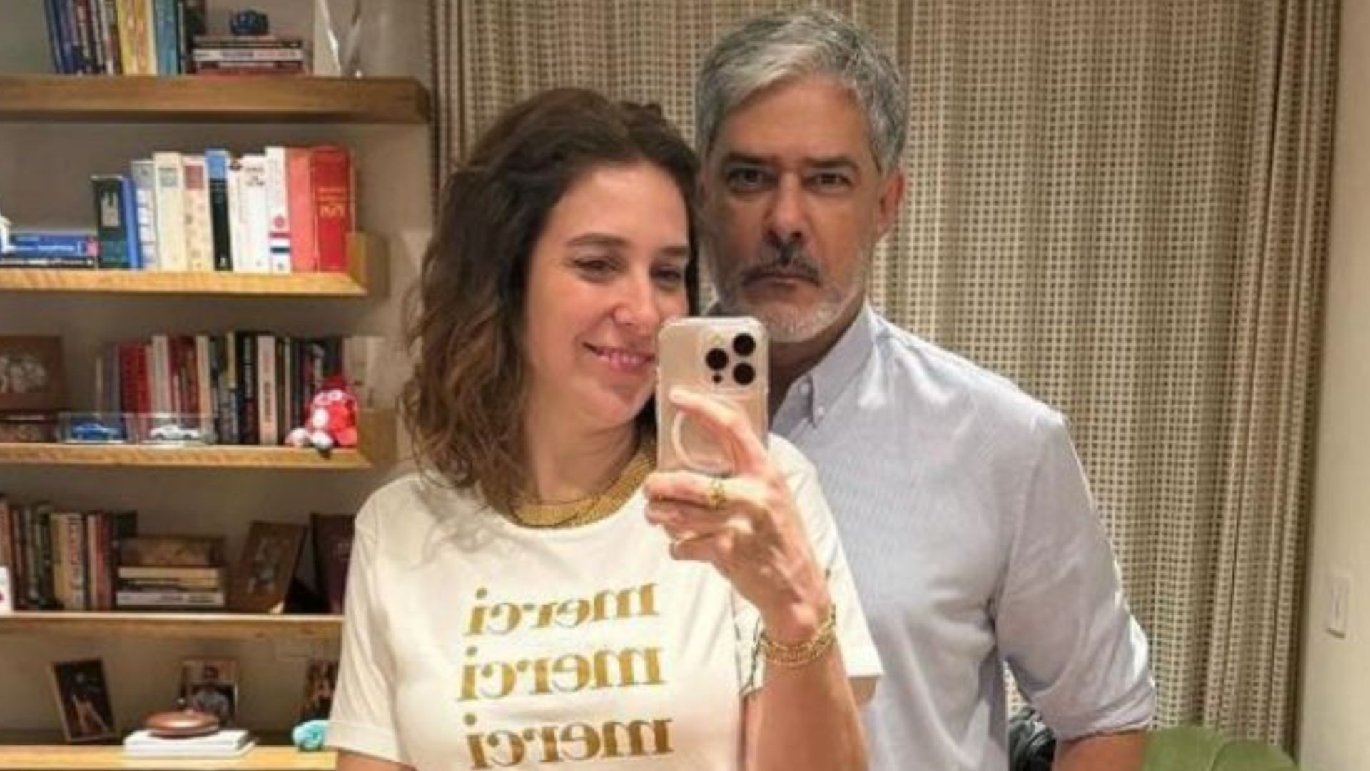 William Bonner posa em clique romântico com a esposa ao celebrar ‘Natal antecipado’