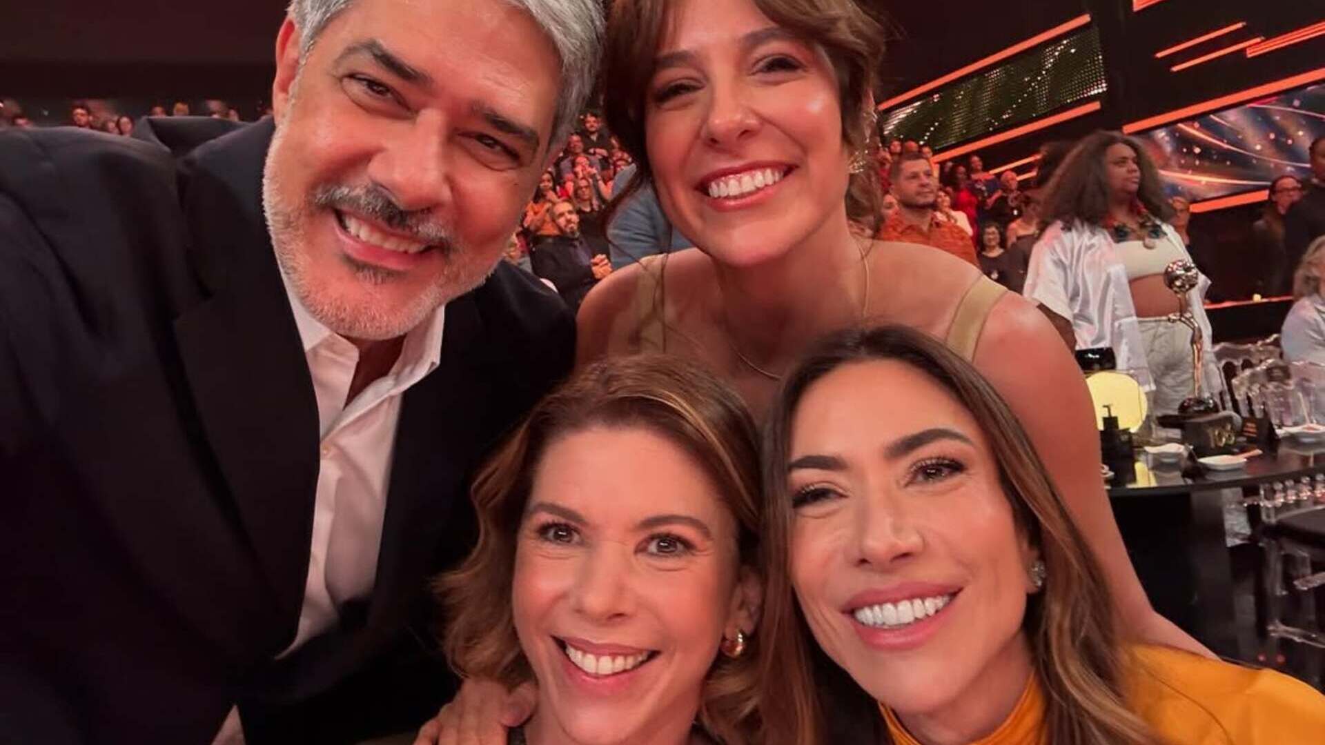 William Bonner e a esposa tiram foto com as filhas de Silvio Santos