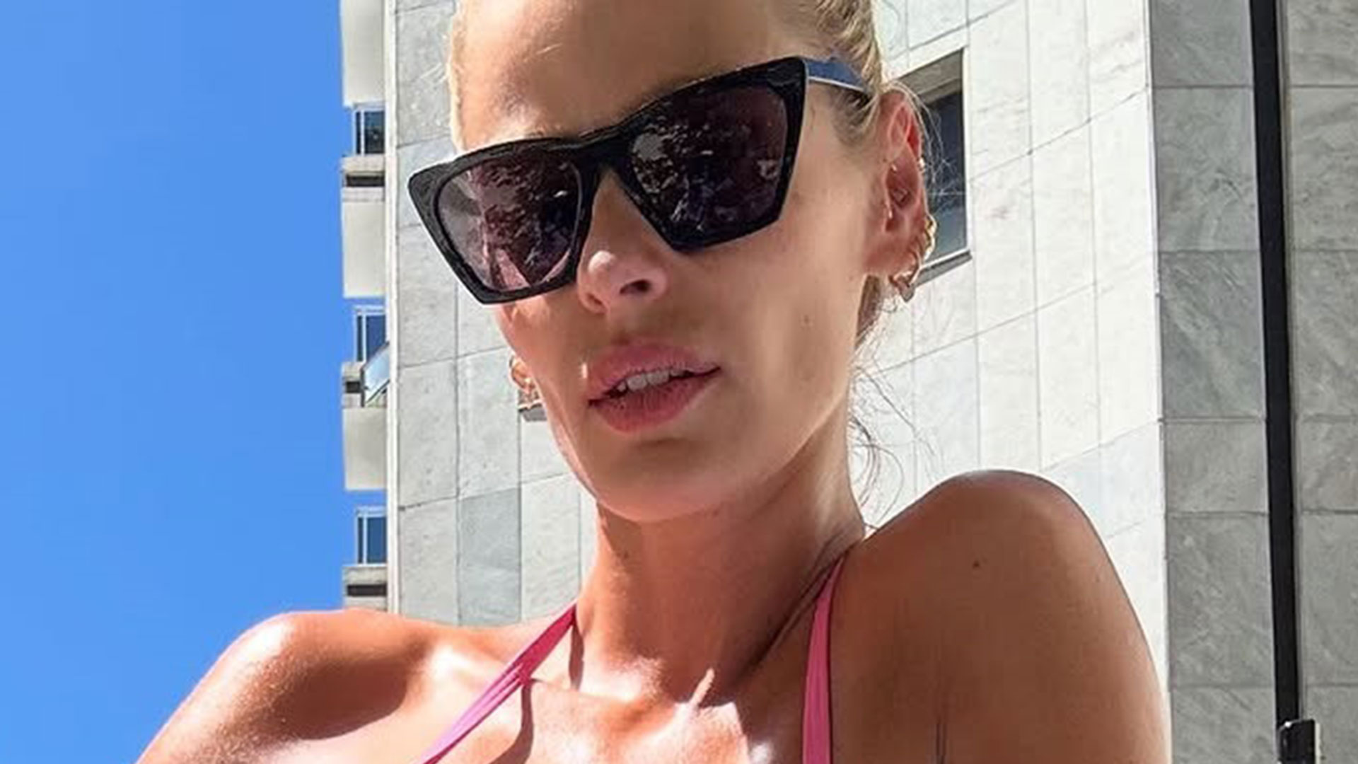 Yasmin Brunet posa de biquíni e exibe bronzeado impecável