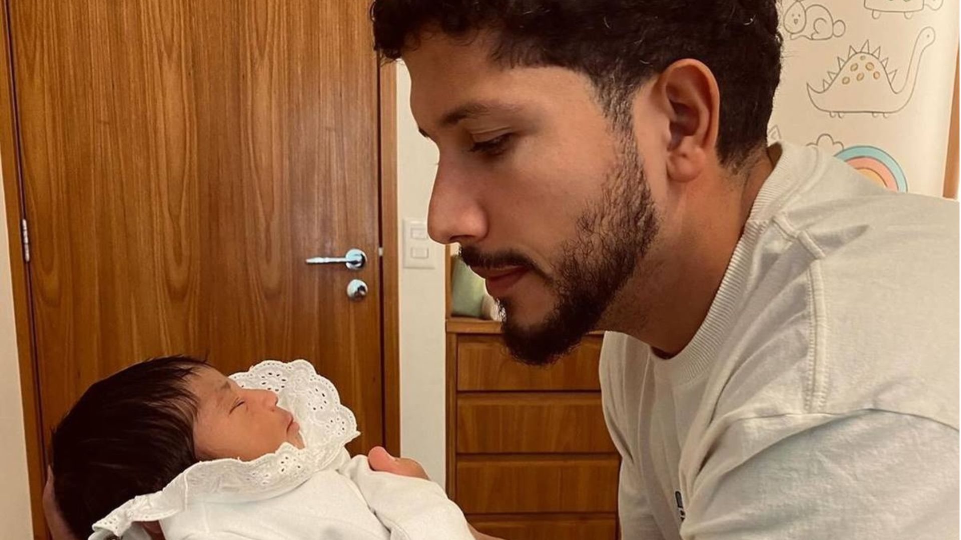 Yuri Lima faz a filha dormir de jeito inusitado e diverte a web