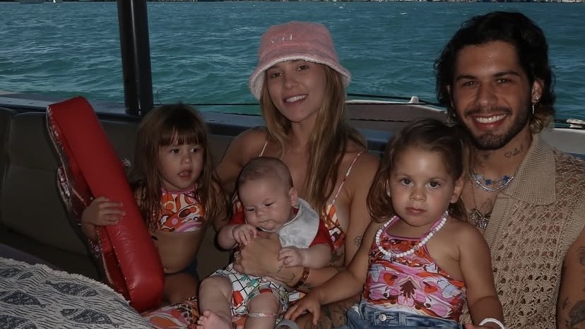 Zé Felipe compartilha momentos em viagem com a família