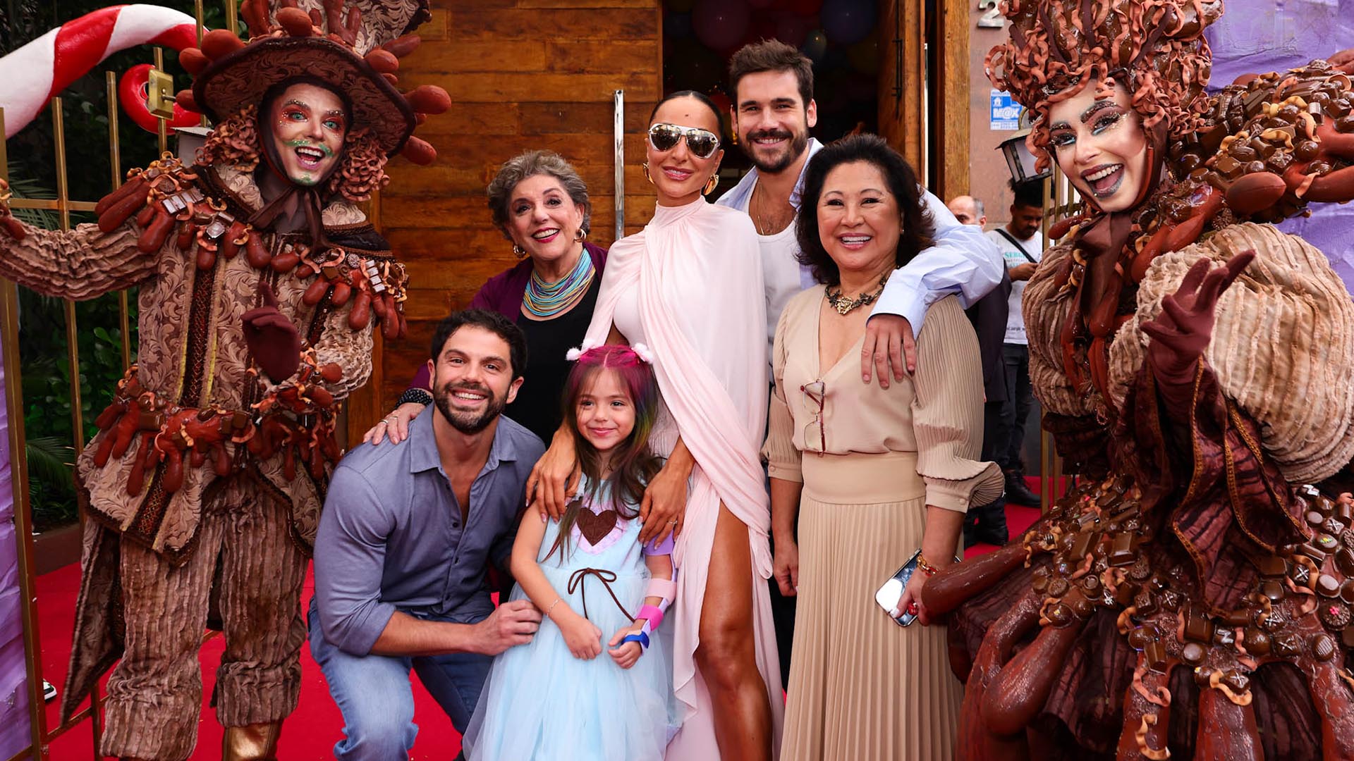 Zoe reúne a mãe, o pai e o padrasto em sua festa de aniversário