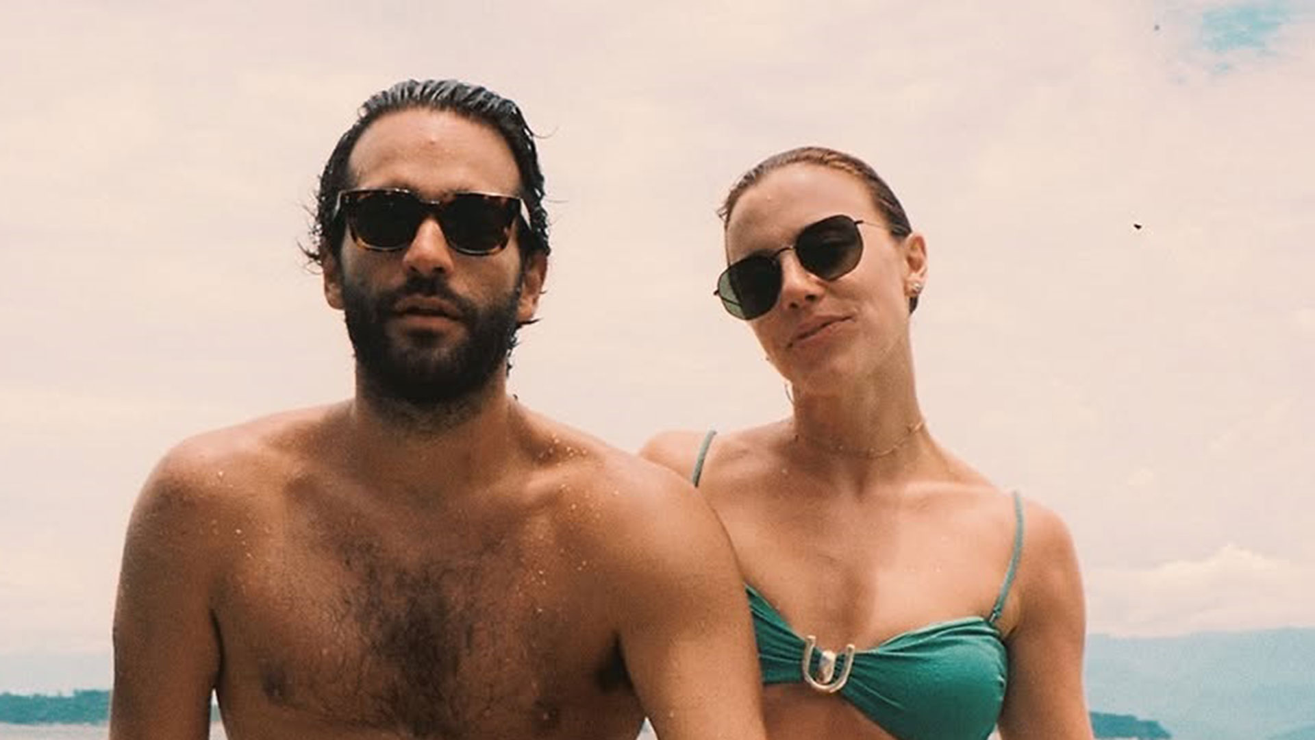 Alice Wegmann posa com Humberto Carrão nos bastidores de Vale Tudo