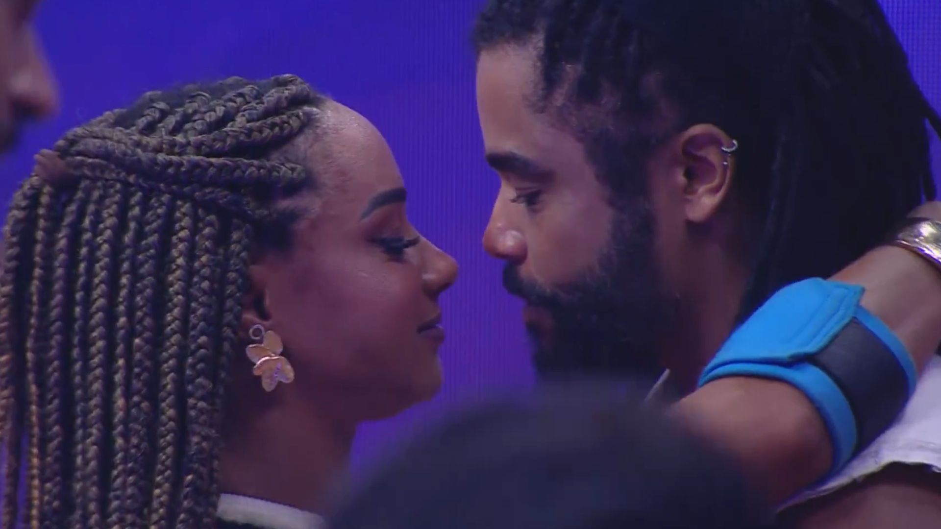 BBB 25: Aline e Diogo Almeida dão o primeiro beijo em festa