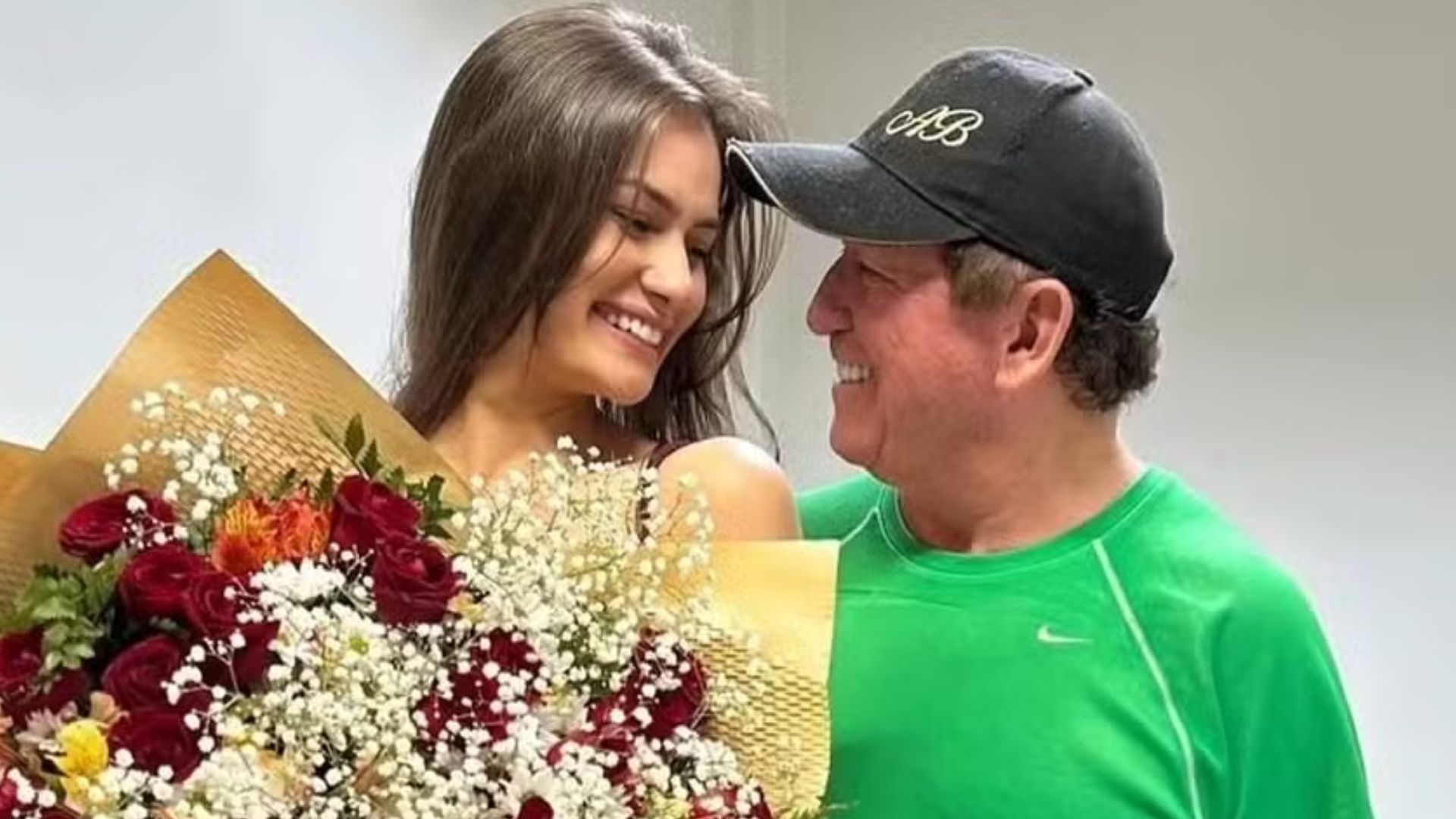 Namorada de Amado Batista ganha surpresa romântica do cantor em aniversário