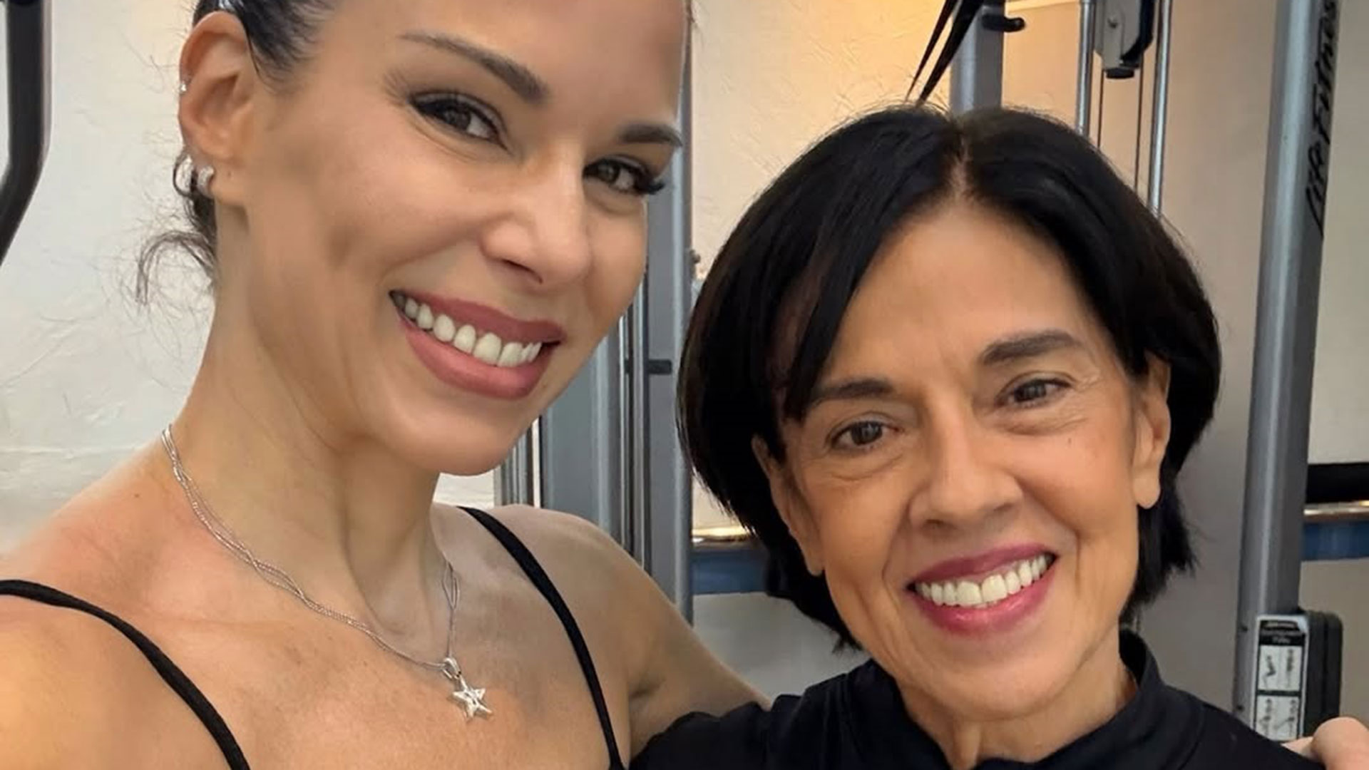 Ana Furtado posa com a mãe e recebe muitos elogios