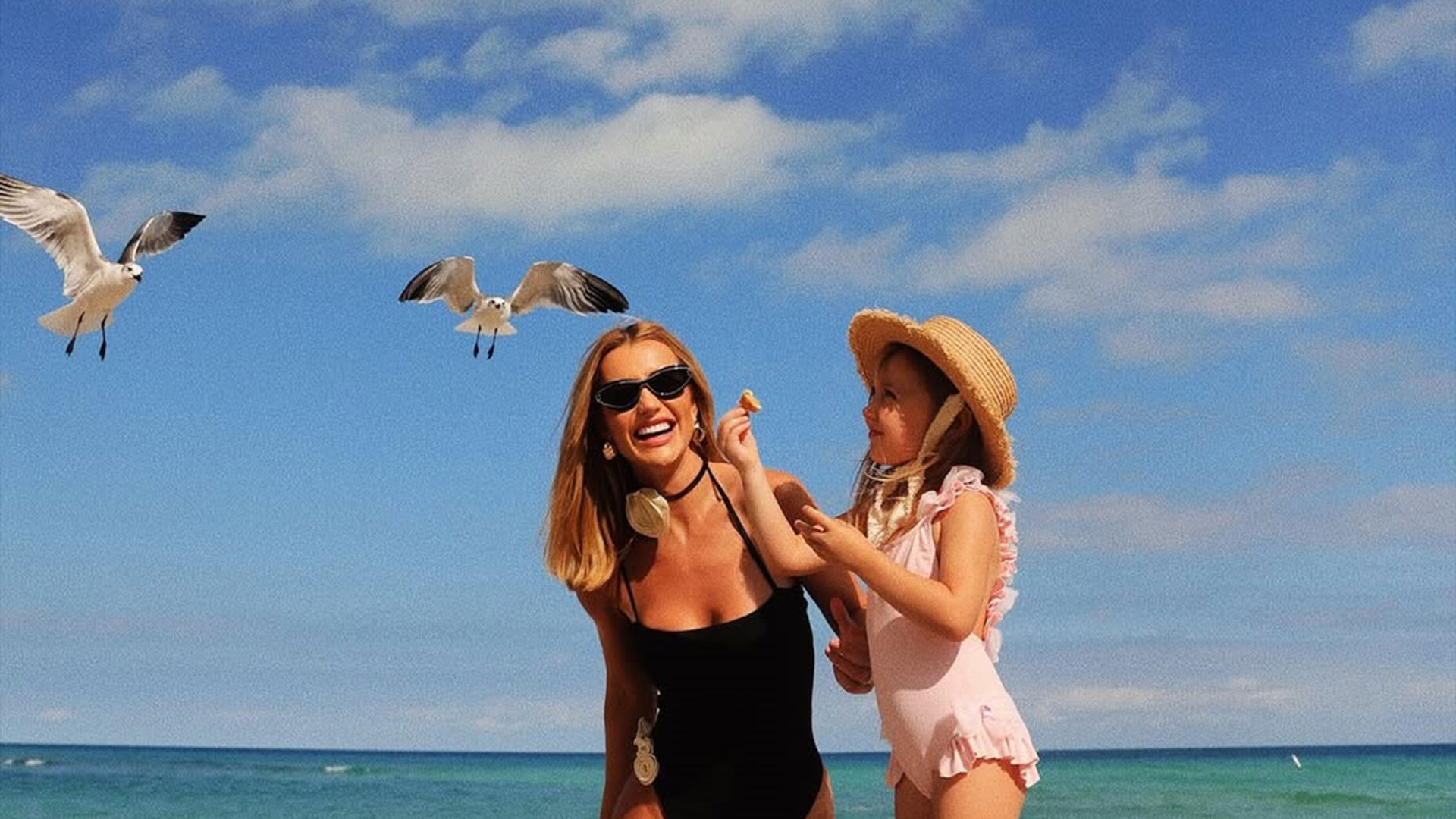 Filha de Ana Paula Siebert esbanja fofura em fotos na praia
