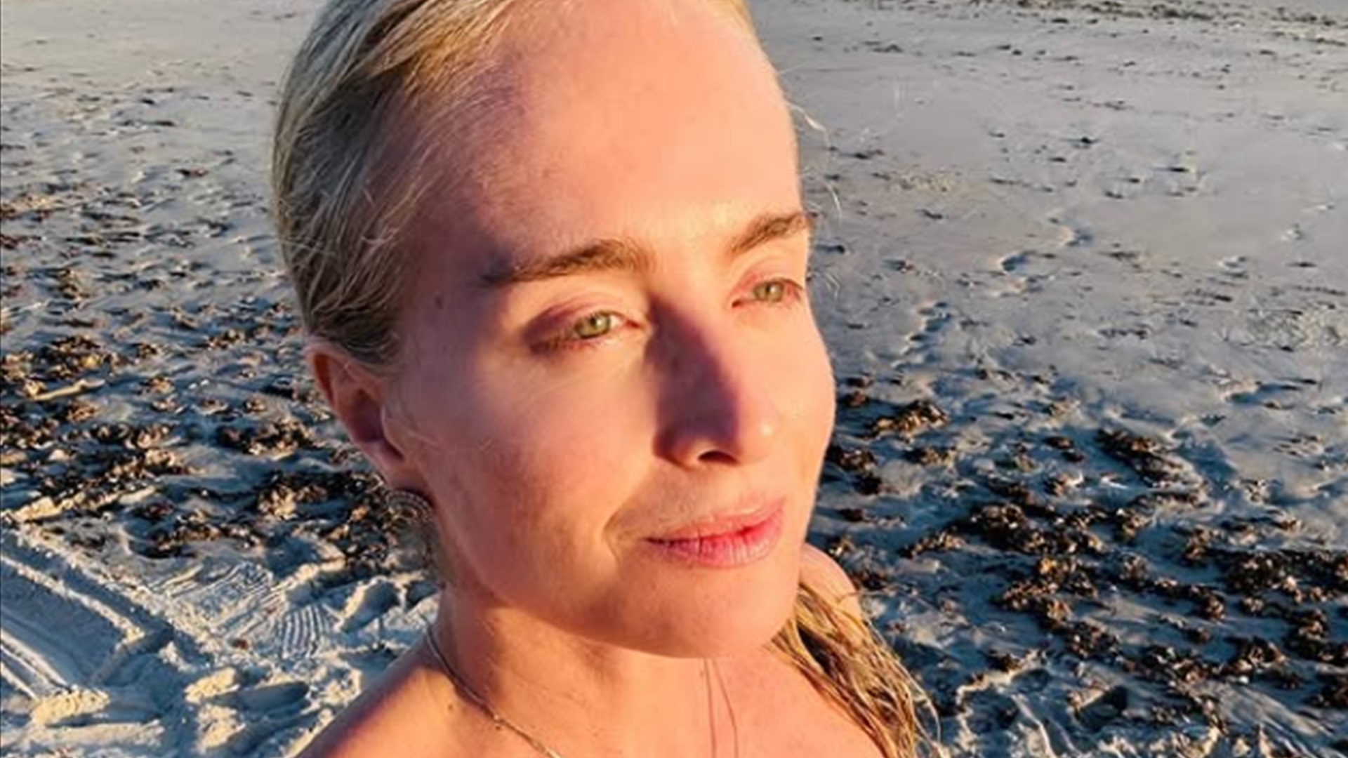Angélica compartilha fotos inéditas dos filhos com as namoradas na praia