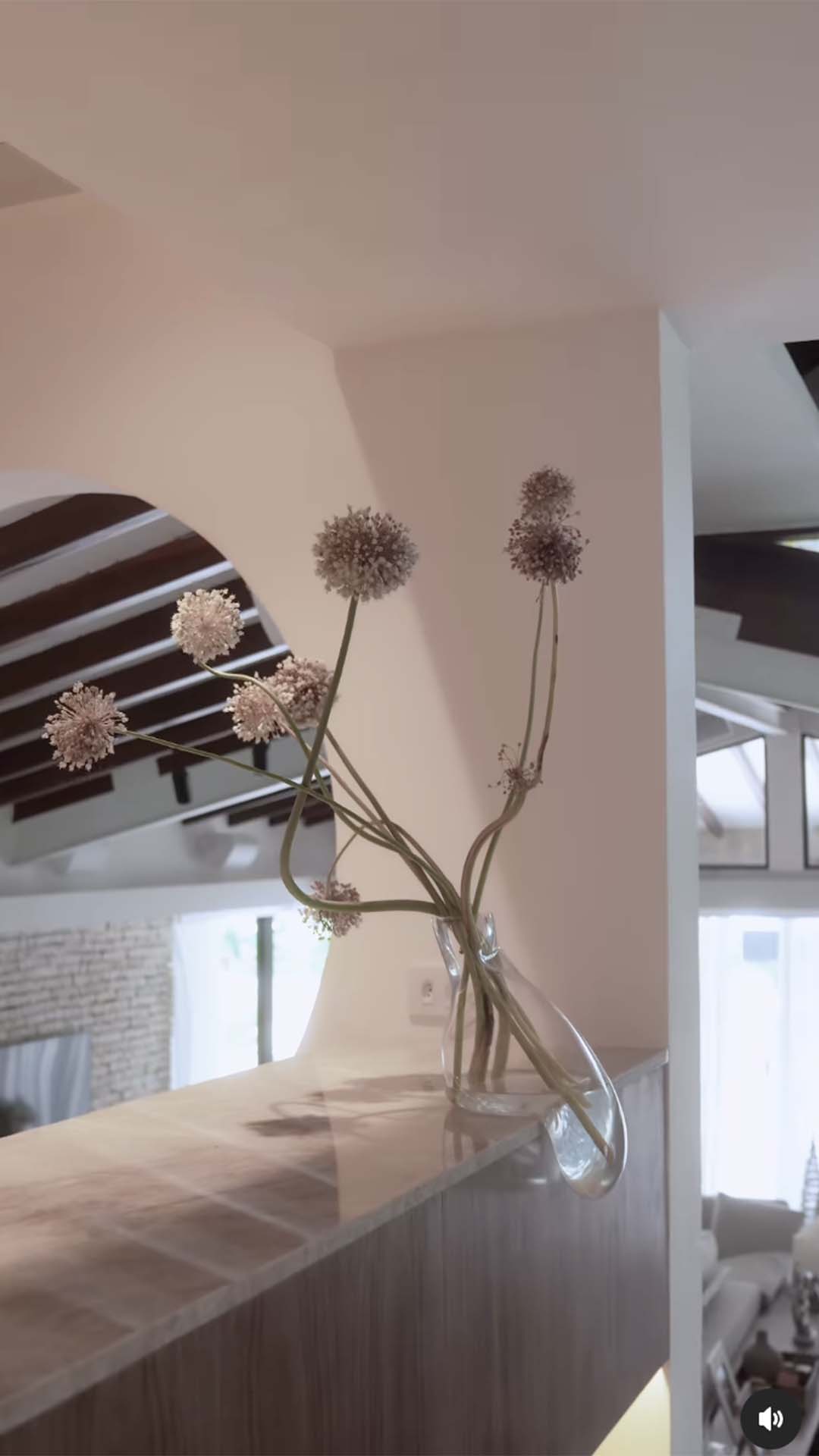 Anitta revela detalhes de sua nova mansão e lustre gigante rouba a cena