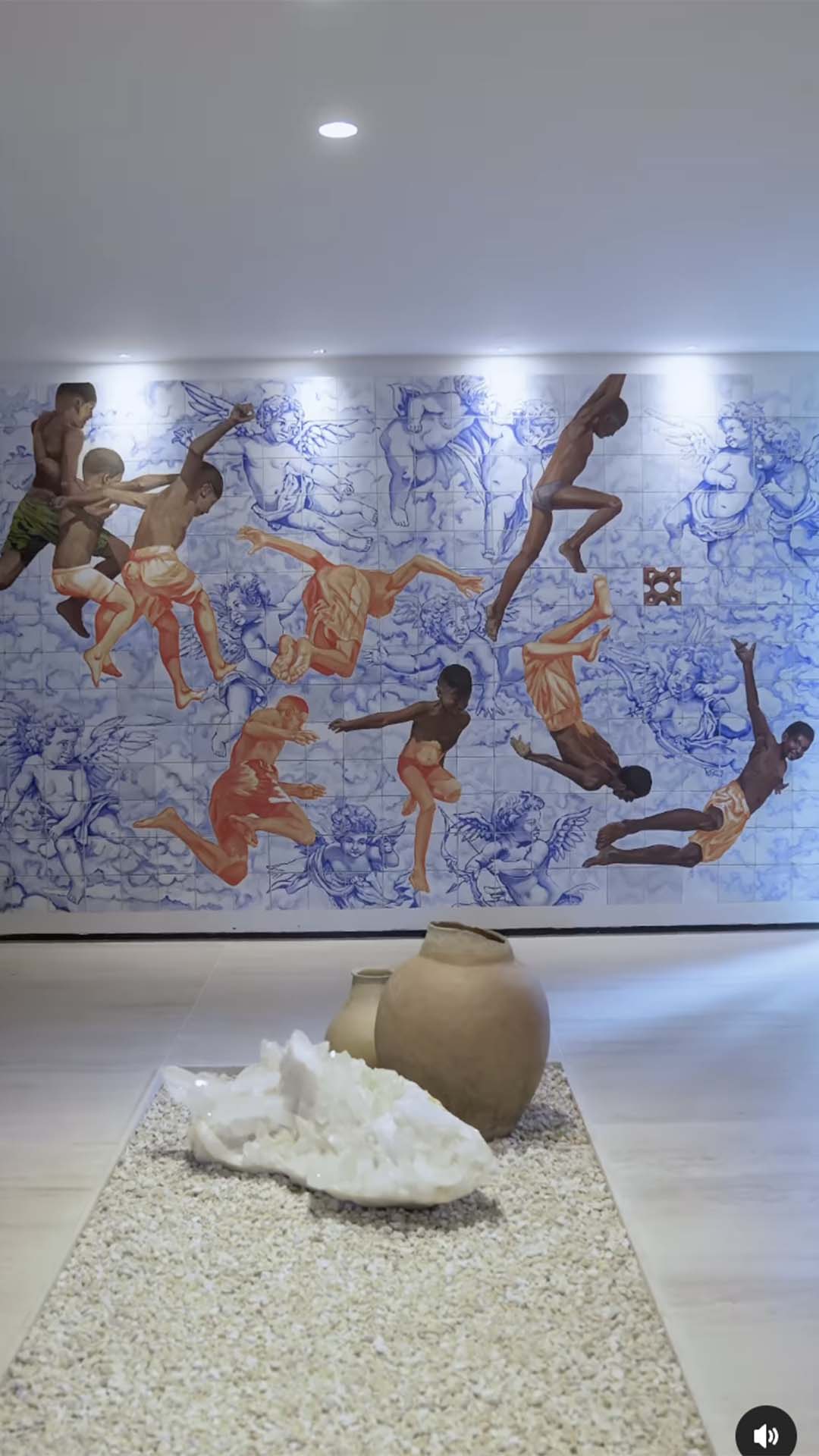 Anitta revela detalhes de sua nova mansão e lustre gigante rouba a cena