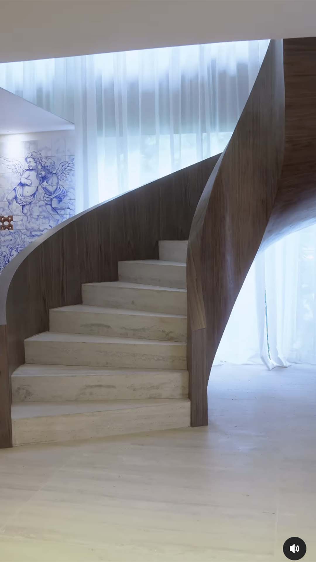 Anitta revela detalhes de sua nova mansão e lustre gigante rouba a cena