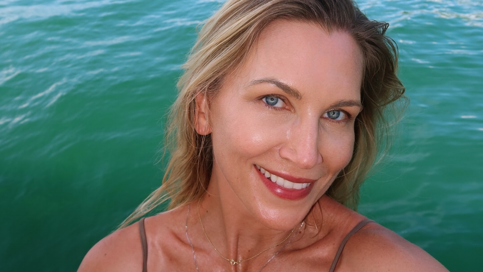 Anne Lottermann ostenta corpo escultural durante passeio de barco