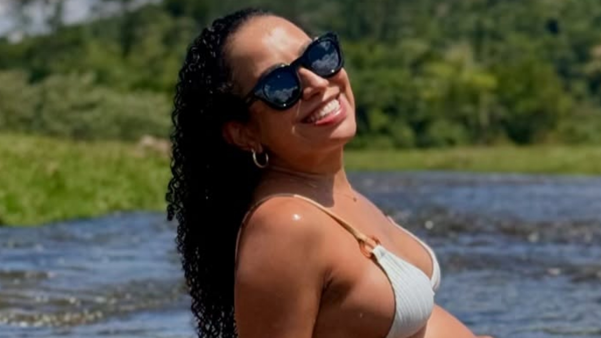 Aretha Oliveira encanta ao exibir o barrigão de grávida em cliques na natureza