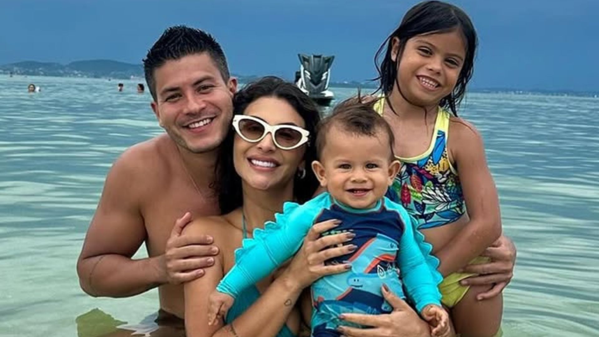 Arthur Aguiar curte viagem especial ao lado dos filhos: ‘Riqueza maior’