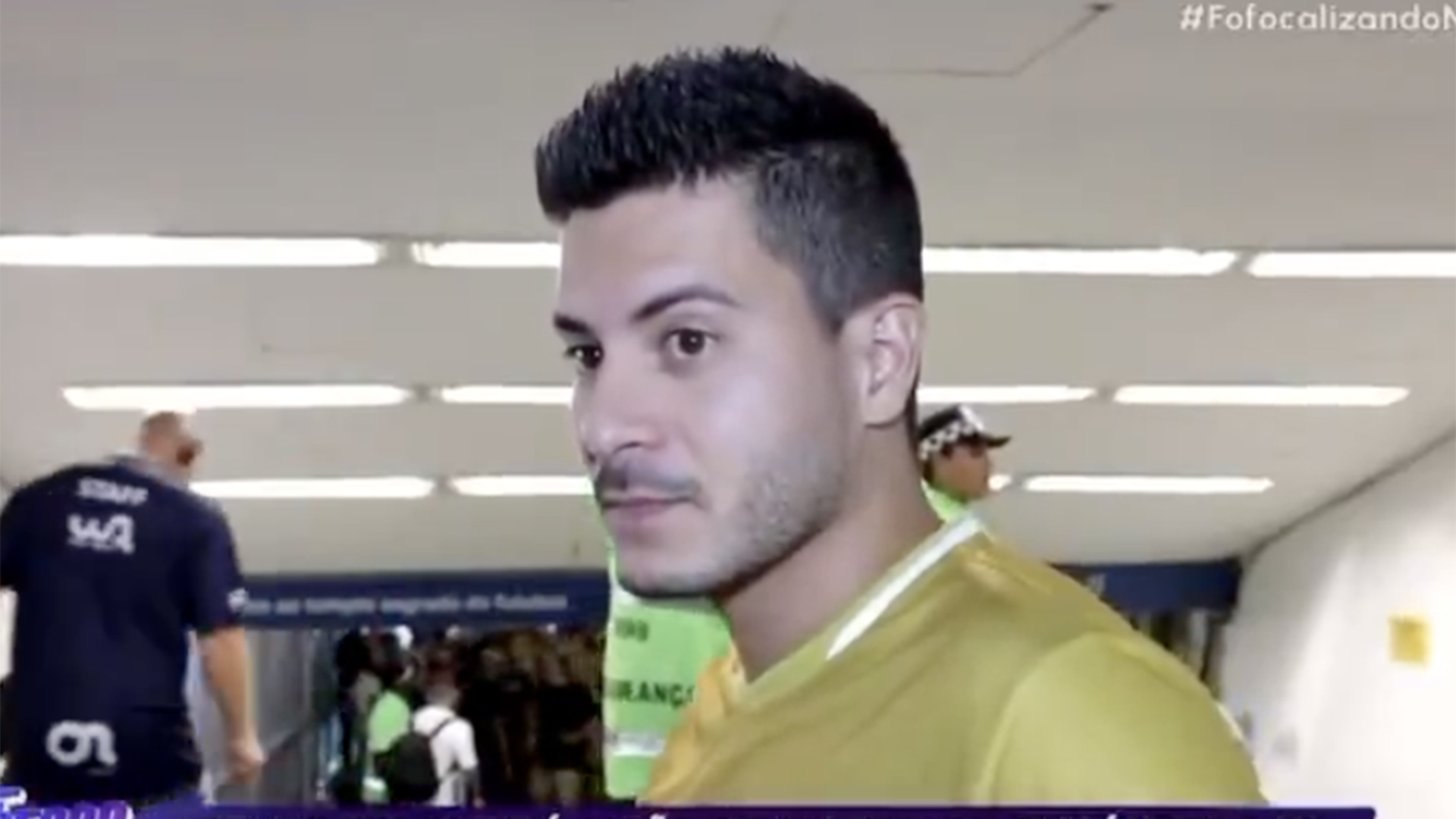 Repórter do SBT pede desculpas para Arthur Aguiar após gafe em entrevista