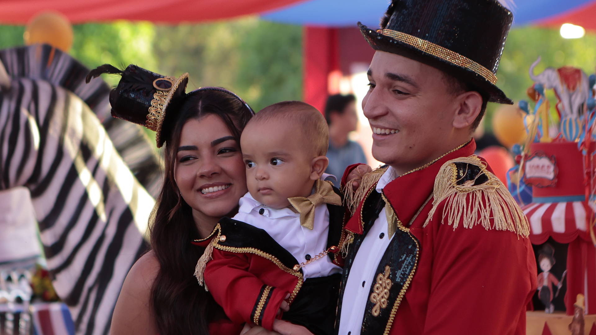 João Gomes e o filho, Jorge, usam looks iguais em festa de aniversário