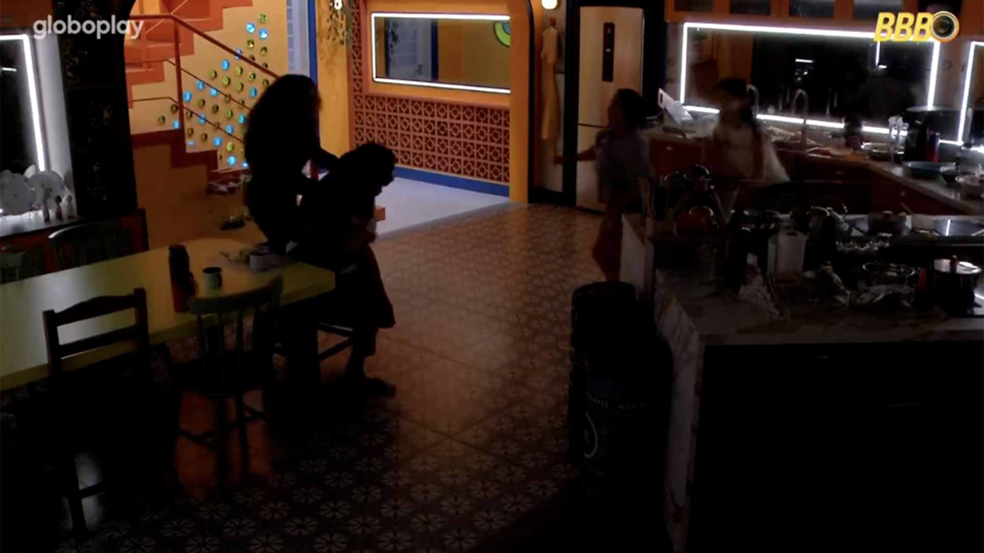 Gritaria toma conta da casa do BBB 25 e as luzes são apagadas