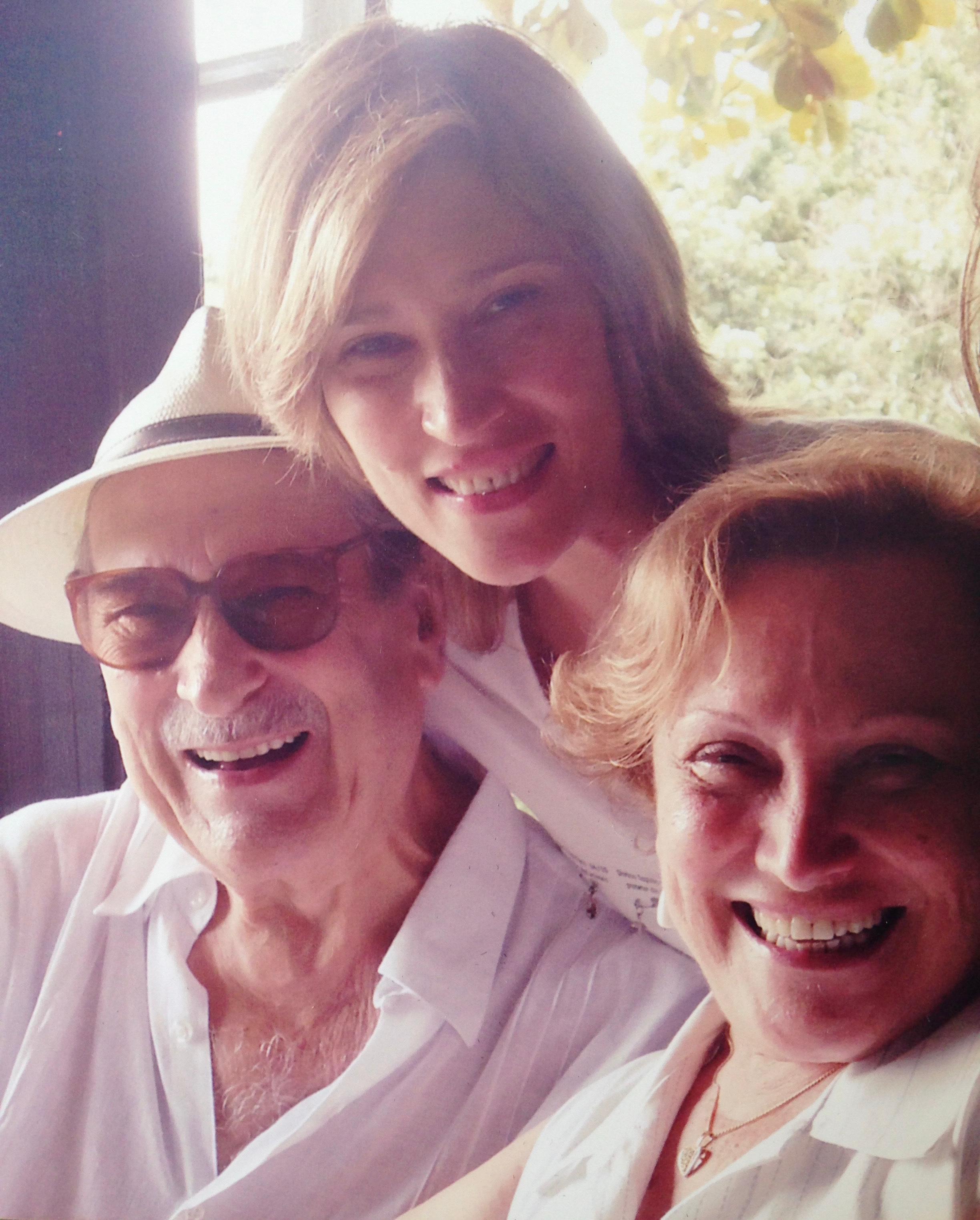 A atriz Beth Goulart com os pais, o casal de atores Paulo Goulart e Nicette Bruno - Foto: Aquivo Pessoal