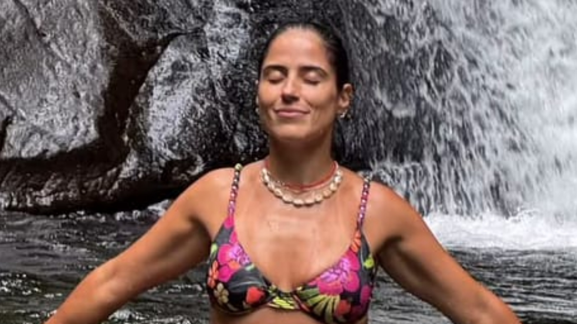 Camilla Camargo esbanja beleza natural ao curtir o dia na cachoeira