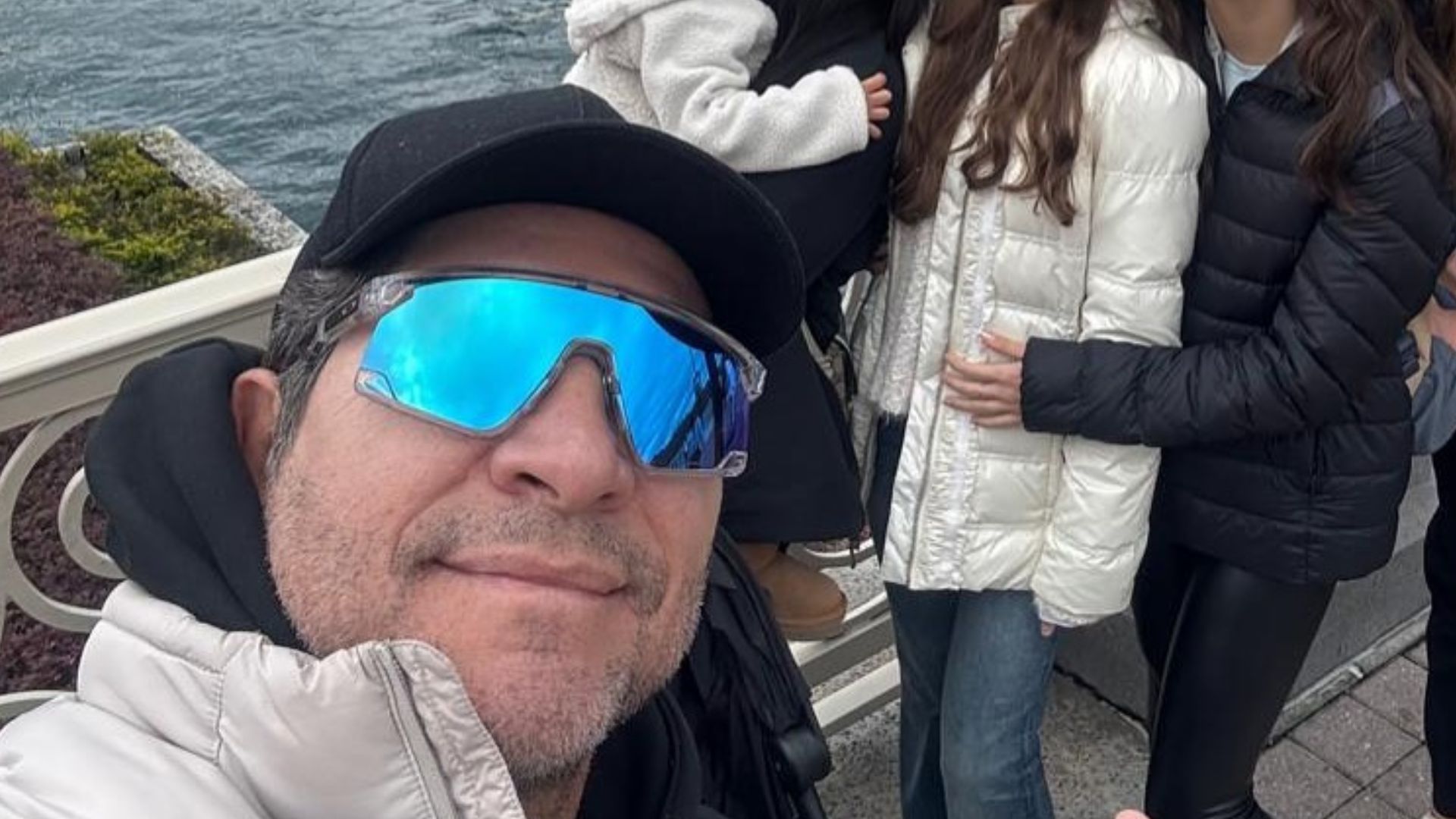 Cantor Daniel abre álbum de fotos em parque de diversões com a família