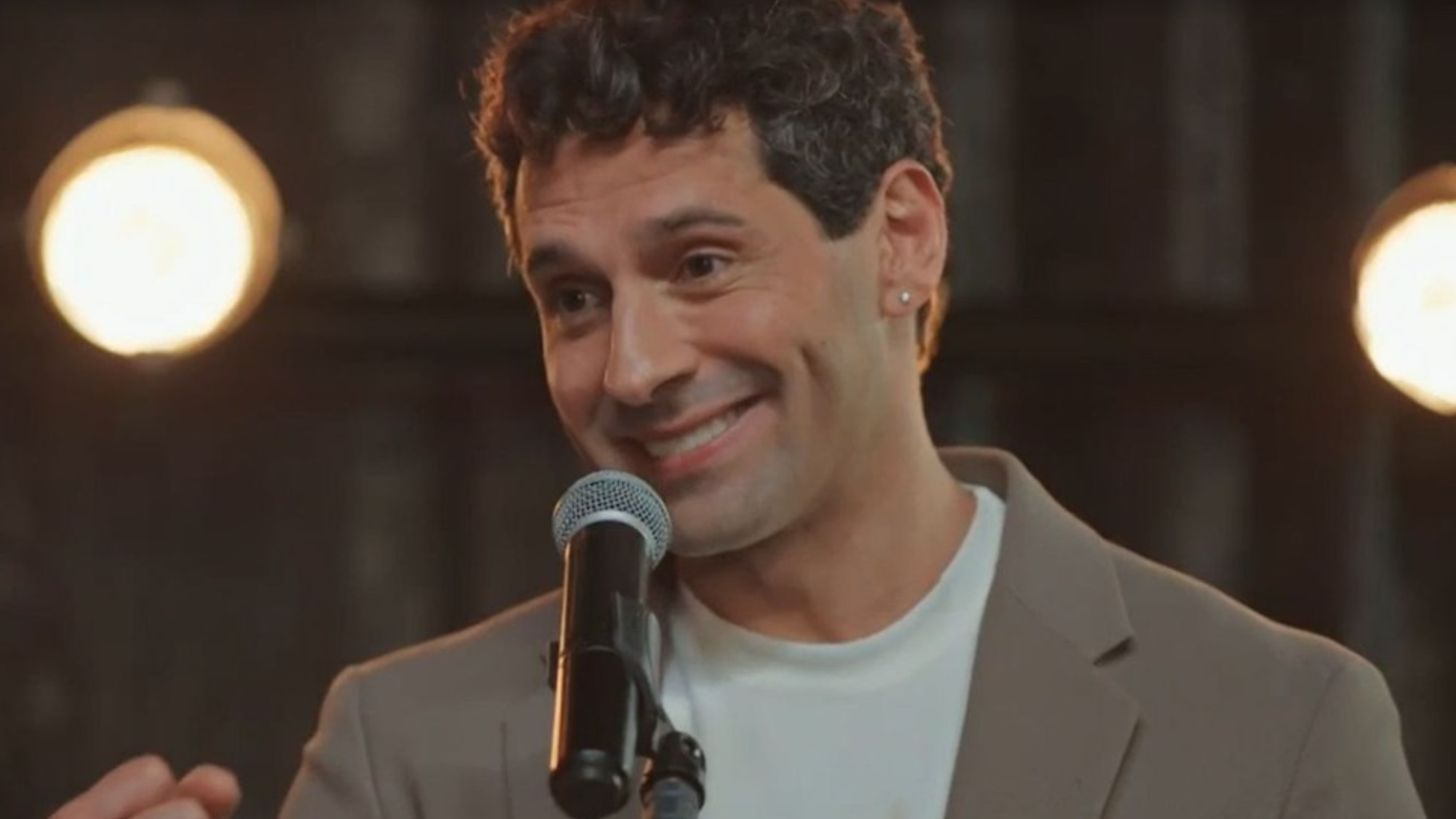 João Baldasserini completa 41 anos hoje; mãe cantora serviu como exemplo para ator seguir na arte