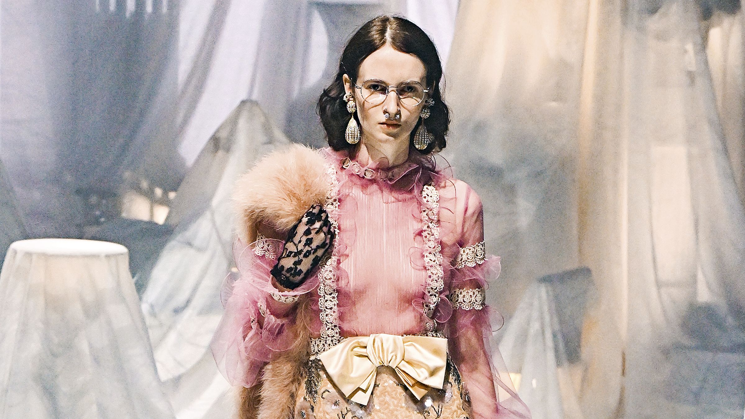Alessandro Michele traz de volta uma Valentino repleta da opulência romana