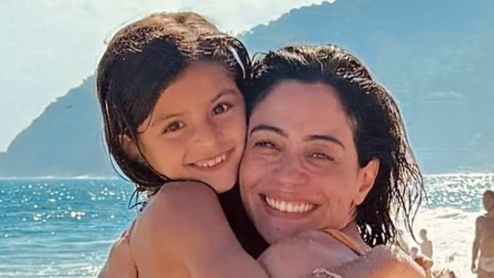 Carol Castro combina look com a filha em dia de praia: ‘Lindas demais’