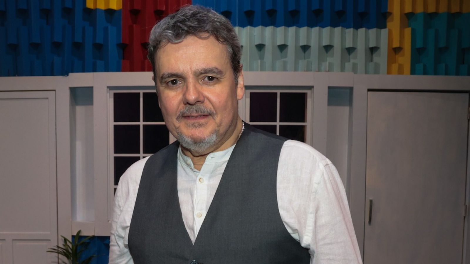 Cassio Gabus Mendes volta aos palcos após 30 anos e destaca DNA artístico com humor