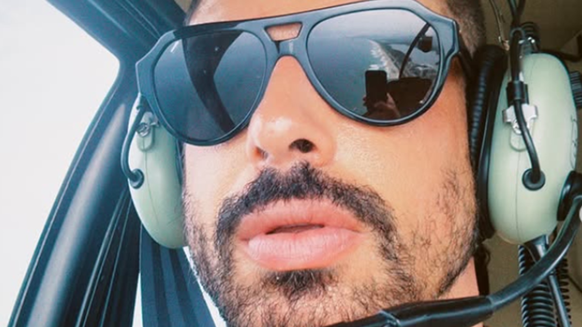 Cauã Reymond encanta ao mostrar passeio de helicóptero com o cachorro: ‘Sorte grande’
