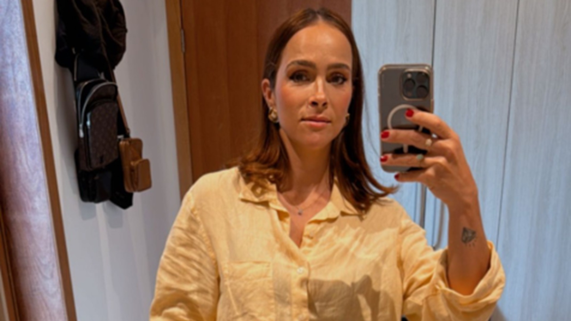 Após alta hospitalar, Leticia Cazarré posa com a filha em casa