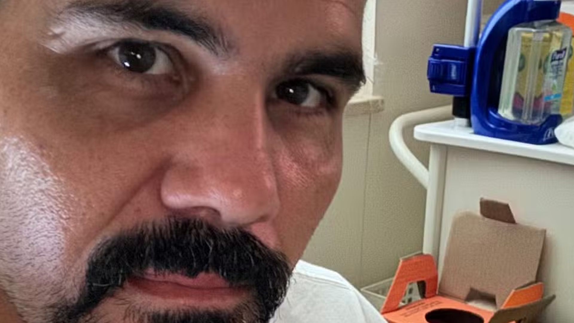 Juliano Cazarré surge com a filha no colo em foto no hospital