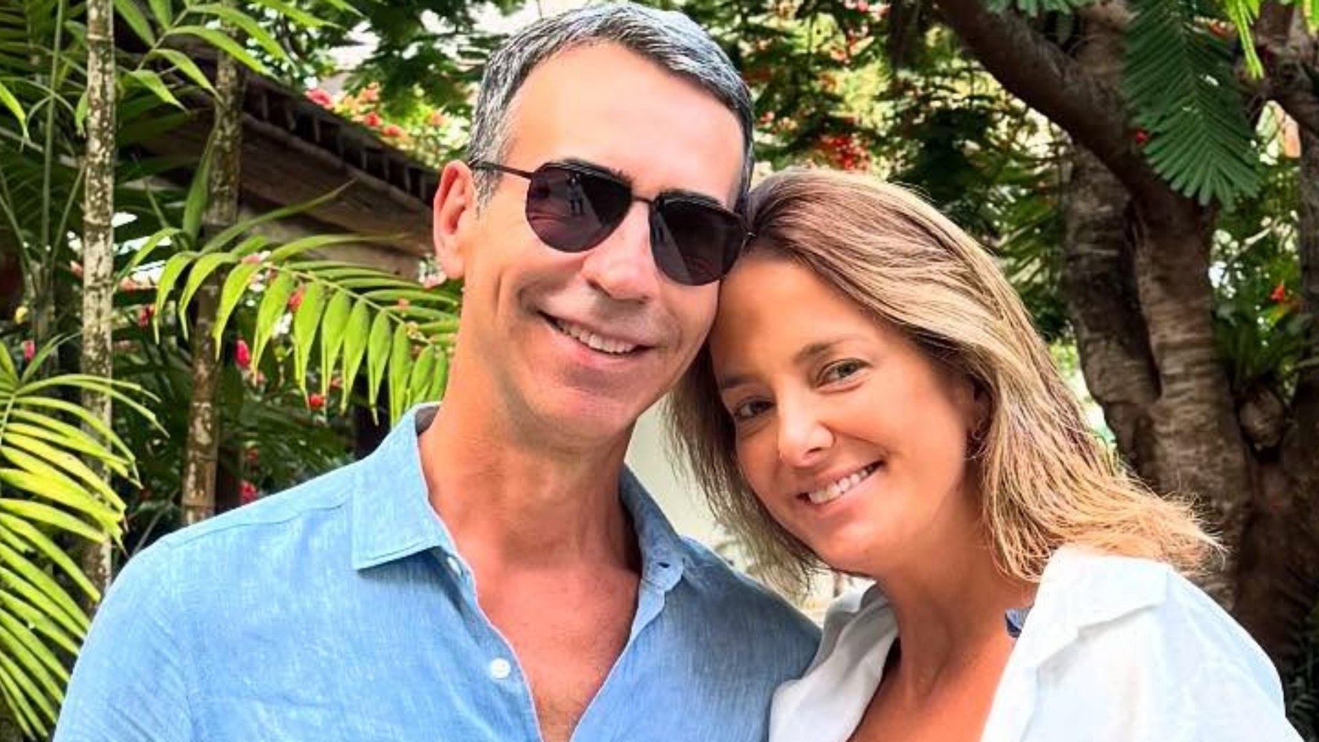 De férias, César Tralli posa agarradinho com Ticiane Pinheiro