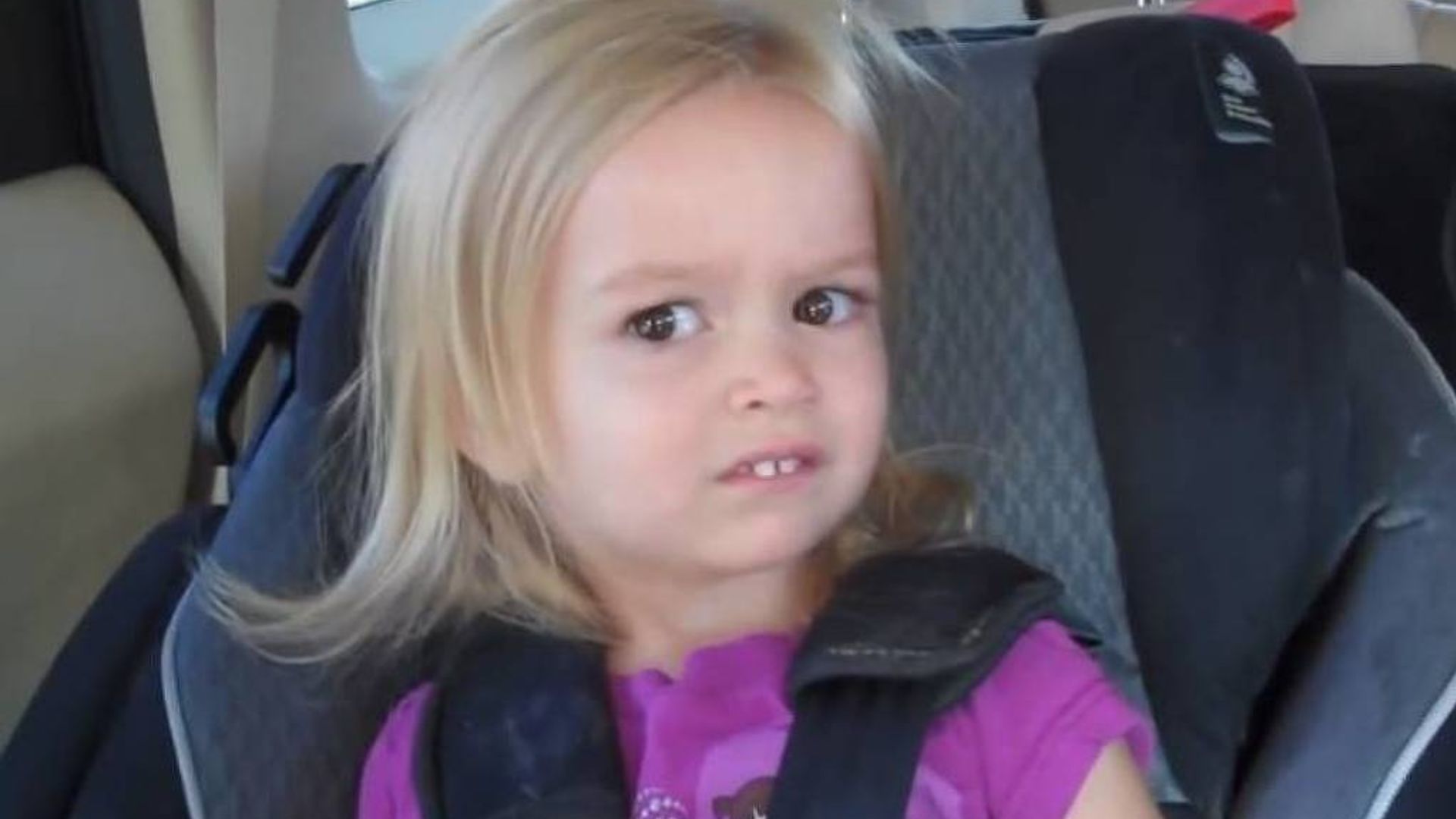 Após a filha se tornar um meme, mãe revela que se sente culpada: “Terrível”