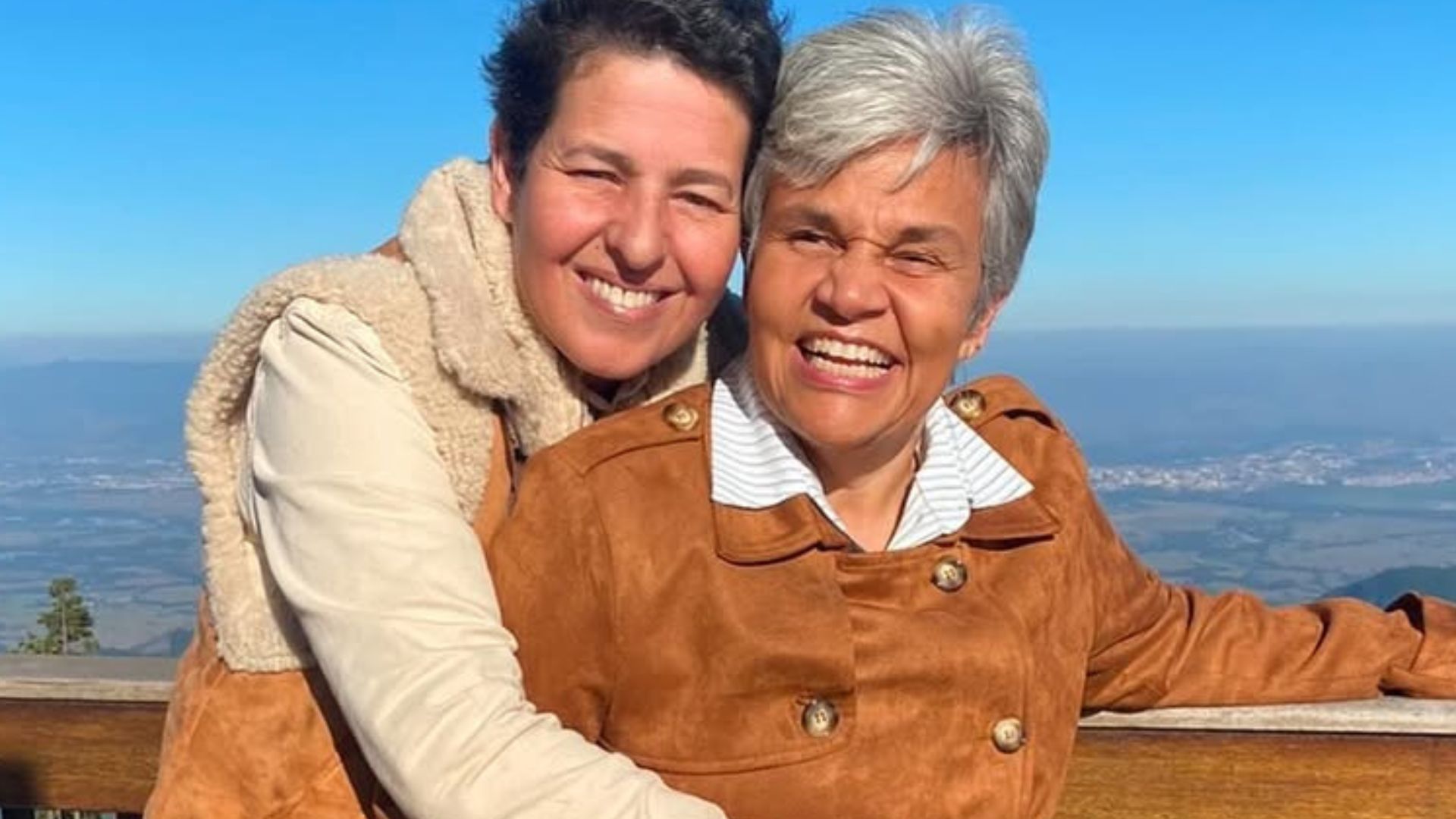 Claudia Rodrigues agradece cuidados da namorada: ‘Se estou viva, é sua culpa’
