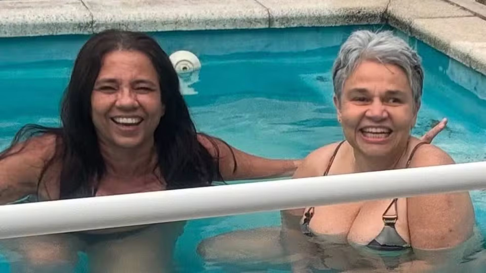 Claudia Rodrigues surge em banho de piscina com a amiga no Rio de Janeiro