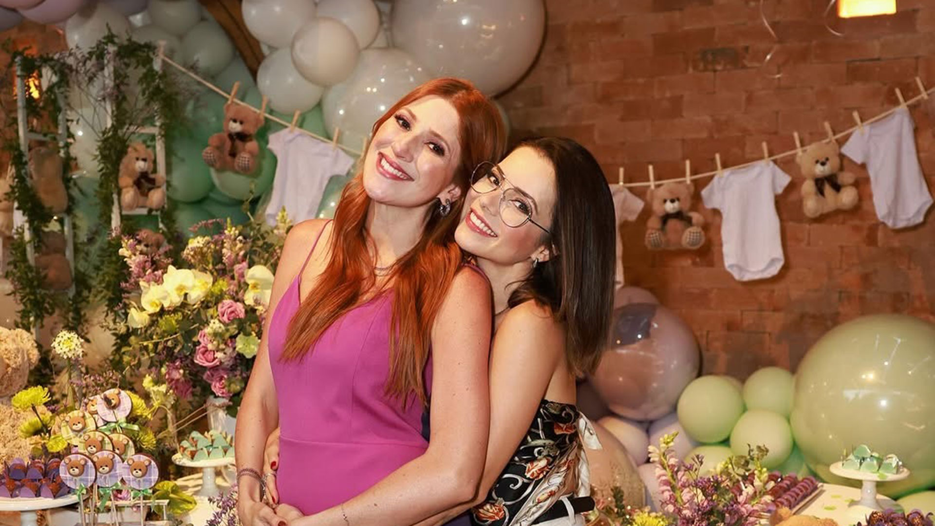 Dani Calabresa se declara para Sandy em aniversário
