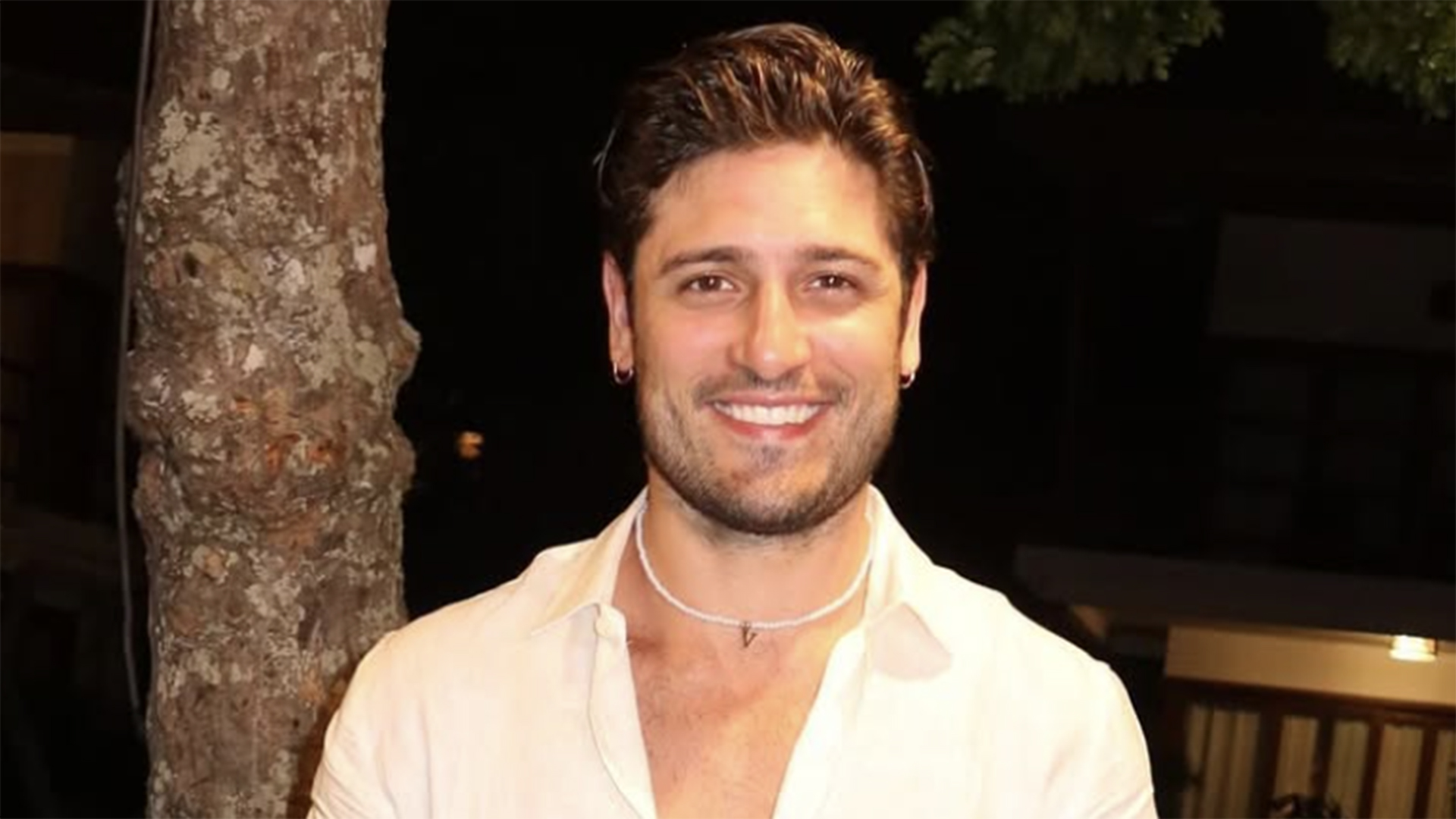 Daniel Rocha usa colar com inicial do nome da atriz Vitória Strada