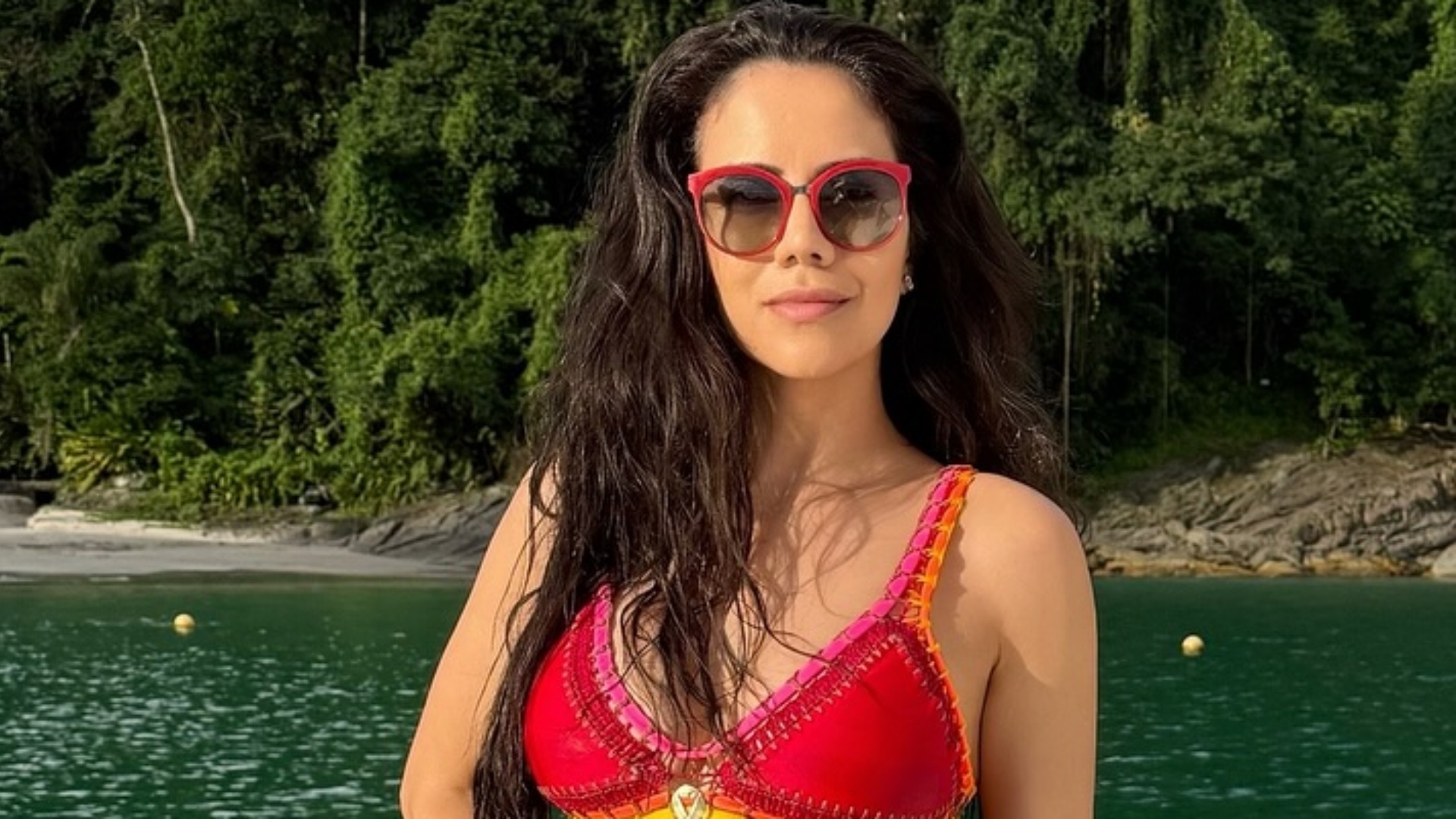 Daniela Albuquerque exibe curvas impecáveis em Angra dos Reis