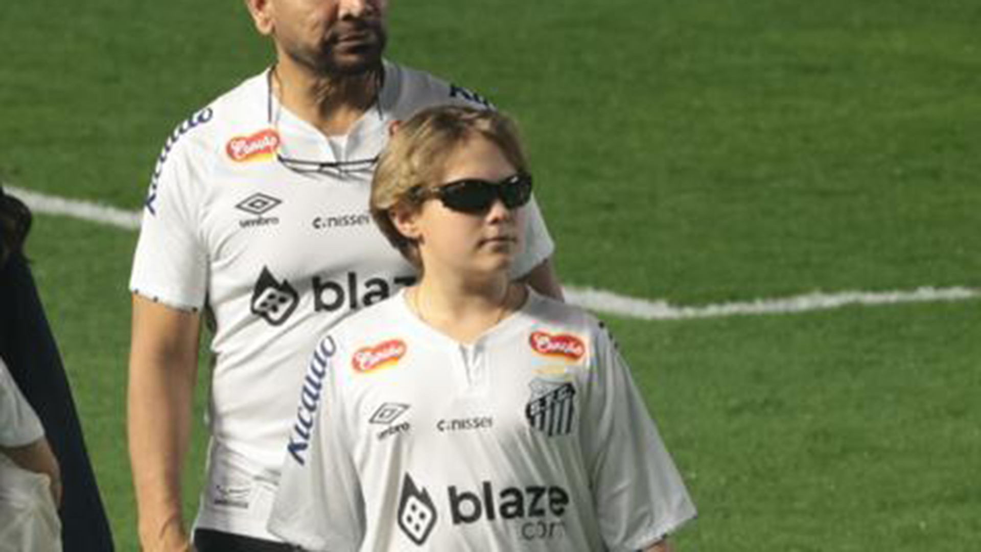 Filho mais velho de Neymar Jr surge de óculos escuros na Vila Belmiro