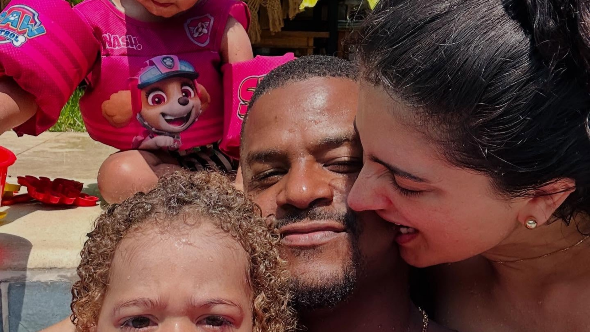 David Junior curte o dia na piscina ao lado da mulher e das filhas